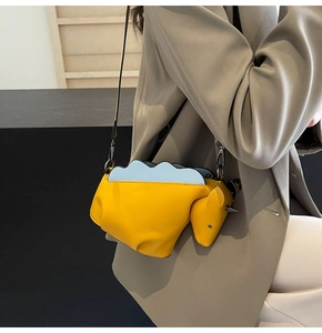 Détail du sac bandoulière licorne jaune avec accents bleus et rivets métalliques fins