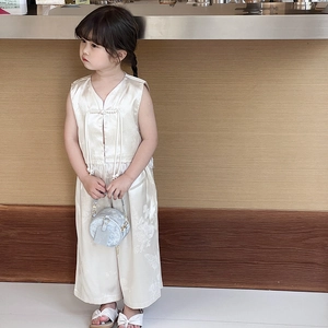 Ensemble satiné pour enfants avec gilet, pantalon large et mini sac rond assorti