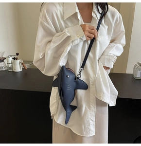 Vue détaillée du sac bandoulière requin créatif montrant la texture du cuir PU et ailerons
