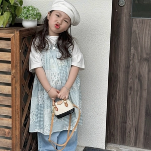 Tenue d'été pour fillette avec robe fleurie, jean, béret et mini sac coquille bicolore
