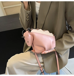 Détail du sac bandoulière licorne rose en cuir PU avec décoration de corne en métal
