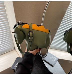 Détails du sac bandoulière dinosaure vert avec écailles jaunes et sangle ajustable