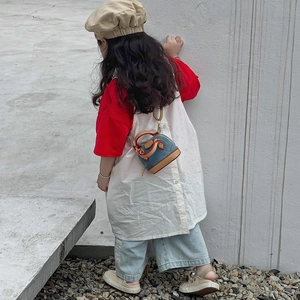 Mini sac bandoulière enfant en denim et cuir contrasté avec sangle réglable à l'épaule