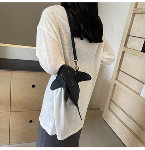 Vue détaillée du sac à bandoulière créatif requin noir porté par un mannequin en intérieur