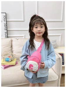 Detail of pink and white kids crossbody bag with 3D letter C and adjustable strap