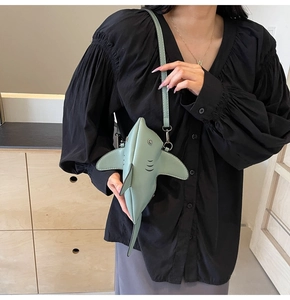 Détail du sac à bandoulière requin vert menthe avec ailerons et boucles argent