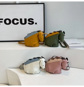 Détail de sacs à bandoulière dinosaures colorés disponibles en quatre combinaisons de couleurs