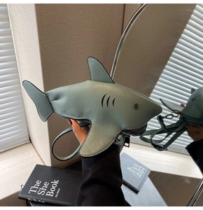 Sac bandoulière requin vert en similicuir lisse avec détails de fermeture éclair