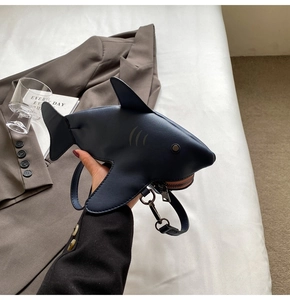 Détail du sac bandoulière en forme de requin en similicuir bleu marine avec zip