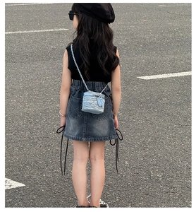Détail du mini sac seau en denim bleu clair avec strass et perles fantaisie