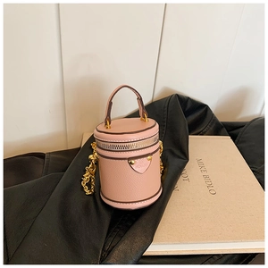 Detail der rosa Mini-Zylindertasche aus Leder mit Narbung und goldener Kette