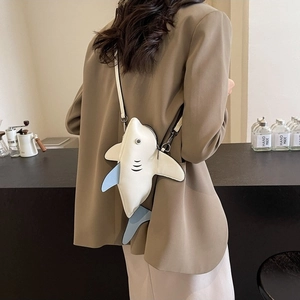 Sac bandoulière mignon en forme de requin 3D pour femme en cuir PU blanc cassé et bleu