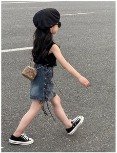 Mini sac à bandoulière matelassé marron porté avec une tenue en jean pour fille