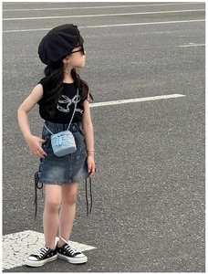 Tenue de rue pour enfants avec mini sac à rivets et jupe en jean tendance