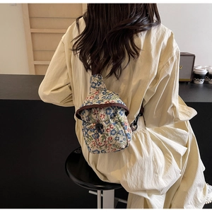 Détail du sac bandoulière floral en maille jacquard avec finitions en cuir élégantes