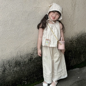 Kinder-Set aus cremefarbener Baumwollweste und Hose mit Blumenstickerei und Tasche