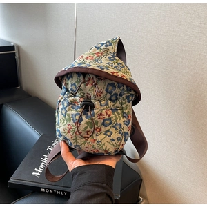 Sac bandoulière vintage en jacquard fleuri avec cordon et rabat marron élégant