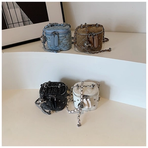 Mini sacs seaux matelassés avec chaînes métalliques et perles en bleu, brun, noir et blanc