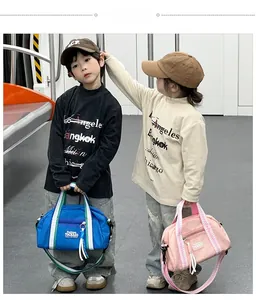 Vue détaillée du sac polochon enfant en tissu Oxford bleu et rose avec motifs de lettres