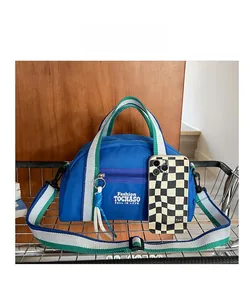 Détail du sac bandoulière bleu en tissu Oxford avec poignée rayée et référence