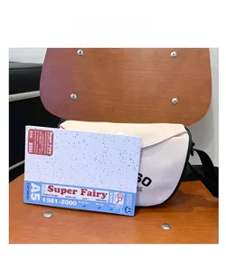 Comparaison de taille du sac bandoulière enfant avec carnet A5 sur bois