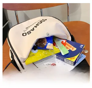 Détail montrant la capacité intérieure du sac à bandoulière crème pour enfants