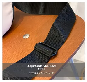 Détail de la bandoulière réglable en tissage noir avec boucle pour sac d'enfant chic