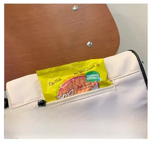 Détail de la poche arrière zippée antivol fonctionnelle sur le sac en toile enfant