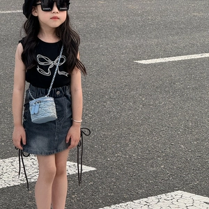 Petit sac bandoulière en denim matelassé bleu avec chaîne et clous pour enfants
