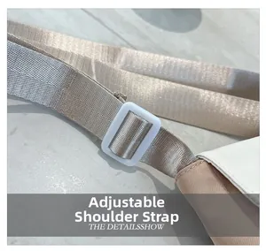 Detail eines verstellbaren Nylon-Schultergurts mit weißer Schnalle an einer Kindertasche