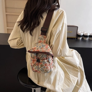 Sac bandoulière floral en tissu jacquard avec bandoulière réglable vue de dos sur mannequin