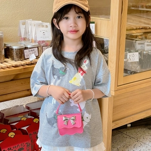 Girl's pink mini handbag with silver bow paired with a cute cartoon cat print T-shirt