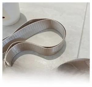 Detailansicht eines langlebigen Nylon-Schultergurts mit glatter Twill-Webstruktur