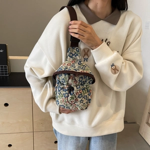 Sac bandoulière floral avec motifs bleu et rouge et fermeture à cordon marron