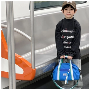 Sac enfant bleu vif en tissu Oxford avec poignée rayée dans un décor de métro moderne