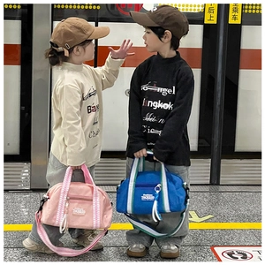 Détail des sacs bandoulière Oxford roses et bleus pour enfants avec anses et sangles