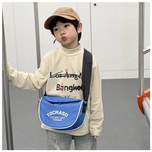 Détail du sac de selle bleu pour enfants avec texte blanc et passepoil contrasté