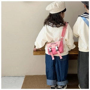 Rosafarbene Canvas-Umhängetasche für Kinder mit Doppelschnallen und Good Luck Stickerei