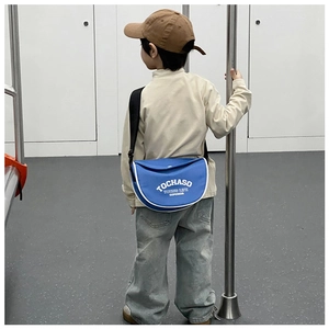 Sac bandoulière bleu demi-cercle pour enfants avec imprimé lettres et sangle réglable