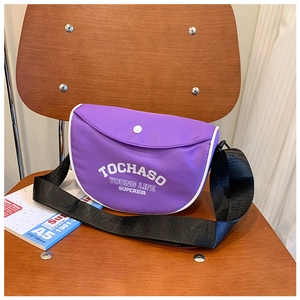 Détail du sac bandoulière violet avec imprimé TOCHASO et sangle noire ajustable