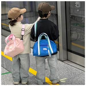 Sacs bandoulière cylindriques en oxford rose et bleu pour enfants dans le métro