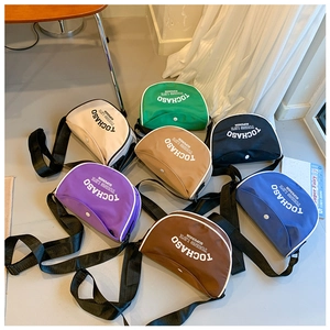 Vue de dessus de sacs bandoulière en nylon coloré en forme de croissant en sept coloris