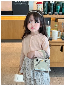 Mini sac argenté effet miroir avec gilet en maille rose et jupe à pois pour filles
