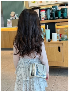 Mini sac bandoulière argenté brillant pour enfant avec chaîne et poignée supérieure