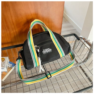 Détail du sac en toile oxford avec sangle rayée colorée et broderie fashion sur le devant