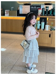 Détail d'un mini sac carré argenté brillant sur une tenue élégante pour enfant