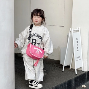 Kids grey knitted sweatshirt and pants set with trendy pink crossbody bag for outdoor style
