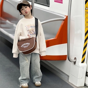 Tenue de ville pour bambin avec sweat à lettres et sac à bandoulière marron
