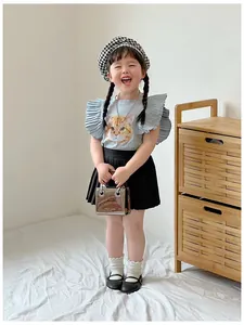 Gros plan du mini sac à main argenté avec texte FASHION & BAGS pour petites filles