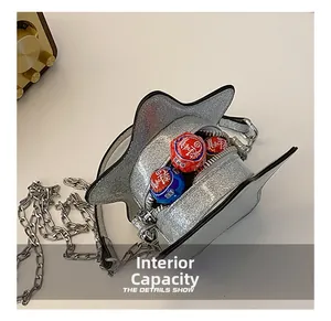 Capacité interne du sac bandoulière argenté en forme d'étoile avec paillettes et chaîne